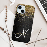 Funda Para iPhone 15 Monograma de espuma negra Purpurina de oro persona<br><div class="desc">Personaliza fácilmente este elegante diseño de estuches de teléfono de moda con purpurina brillante de oro en bonito sobre fondo metálico cepillado negro.</div>