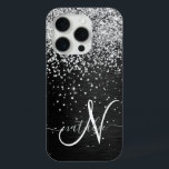 Funda Para iPhone 15 Pro Monograma de espuma negra Purpurina plateado perso<br><div class="desc">Personaliza fácilmente este elegante diseño de estuches de teléfono de moda con purpurina brillante de plata de bonito sobre fondo metálico cepillado negro.</div>