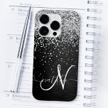 Funda Para iPhone 14 Pro De Case-Mate Monograma de espuma negra Purpurina plateado perso<br><div class="desc">Personaliza fácilmente este elegante diseño de estuches de teléfono de moda con purpurina brillante de plata de bonito sobre fondo metálico cepillado negro.</div>