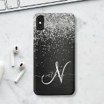 Funda Para iPhone 15 Monograma de espuma negra Purpurina plateado perso<br><div class="desc">Personaliza fácilmente este elegante diseño de estuches de teléfono de moda con purpurina brillante de plata de bonito sobre fondo metálico cepillado negro.</div>
