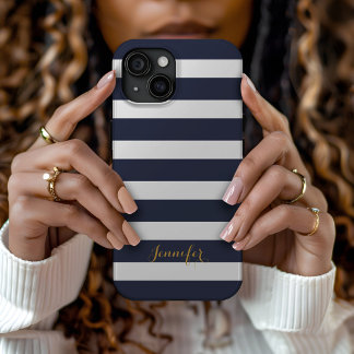 Funda Para iPhone 15 Monograma de franjas clásicas azul y oro de la mar
