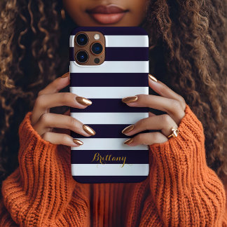 Funda Para iPhone 15 Pro Max Monograma de franjas clásicas azul y oro de la mar