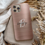 Funda Para iPhone 15 Monograma de guión Metalizado cepillado de oro Ros<br><div class="desc">Este elegante estuche de teléfono personalizado presenta un monograma y un nombre en un moderno guión en blanco y negro con un fondo metalizado de moda y rosa dorado.</div>