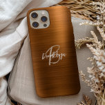 Funda Para iPhone 15 Monograma de guión Metalizado cepillado por Naranj<br><div class="desc">Este elegante estuche de teléfono personalizado incluye un monograma y un nombre en un guión moderno en blanco y beige sobre un fondo metalizado de moda quemado por un naranja.</div>