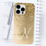 Funda Para iPhone 14 Pro Max De Case-Mate Monograma de impresión Metalizado con pincel de or<br><div class="desc">Personaliza fácilmente este diseño de estuche de teléfono de moda de moda con purpurina brillante de oro en bonito sobre fondo metálico cepillado de oro.</div>