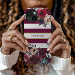 Funda Para iPhone 15 Monograma de la franja floral de boho de Borgoña y<br><div class="desc">Casos de teléfono monogramados por personalizado personalizados con su nombre u otro texto. Este moderno diseño de boho presenta un borde floral de acuarela con colores de otoño rústicos sobre un fondo de rayas borgoñas y blancas con un falso acento de Relieve metalizado dorado. Utilice las herramientas de diseño para...</div>