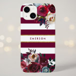 Funda Para iPhone 14 De Case-Mate Monograma de la franja floral de boho de Borgoña y<br><div class="desc">Casos de teléfono monogramados por personalizado personalizados con su nombre u otro texto. Este moderno diseño de boho presenta un borde floral de acuarela con colores de otoño rústicos sobre un fondo de rayas borgoñas y blancas con un falso acento de Relieve metalizado dorado. Utilice las herramientas de diseño para...</div>