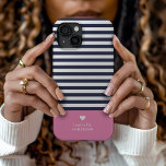 Funda Para iPhone 15 Monograma de las franjas de Moda azul y rosa de la<br><div class="desc">Estuche elegante para teléfono personalizado en tonos rosa, azul marino y blanco. Este diseño presenta una marina preppy clásica y un patrón de rayas blancas. Personalízalo con tu nombre monograma u otro texto personalizado con un lindo símbolo cardíaco. Utilice las herramientas de diseño para elegir cualquier color de fondo, edite...</div>