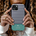 Funda Para iPhone 15 Monograma de Moda azul y acuático de la Marina<br><div class="desc">Estuche elegante para teléfono personalizado en tonos agua, azul marino y blanco. Este diseño presenta una marina preppy clásica y un patrón de rayas blancas. Personalízalo con tu nombre monograma u otro texto personalizado con un lindo símbolo cardíaco. Utilice las herramientas de diseño para elegir cualquier color de fondo, edite...</div>