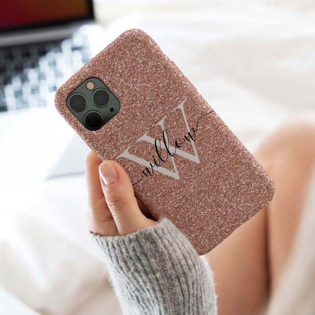 Funda De Case-Mate Para iPhone Monograma de oro Rosa purpurina (Elegant girly rose gold glitter with a white and black monogram for this modern case.)