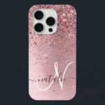 Funda Para iPhone 15 Pro Monograma de Purpurina Metalizado cepillado de col<br><div class="desc">Personaliza fácilmente este diseño de estuche de teléfono de moda de moda con un purpurina brillante color rosa rosa bonito sobre un fondo metálico rosa roto.</div>