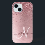 Funda Para iPhone 15 Monograma de Purpurina Metalizado cepillado de col<br><div class="desc">Personaliza fácilmente este diseño de estuche de teléfono de moda de moda con un purpurina de imitación brillante rosa y de color rosa sobre un fondo metálico rosa y de color rosa.</div>