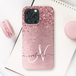 Funda Para iPhone 13 Pro Monograma de Purpurina Metalizado cepillado de col<br><div class="desc">Personaliza fácilmente este diseño de estuche de teléfono de moda de moda con un purpurina brillante color rosa rosa bonito sobre un fondo metálico rosa roto.</div>