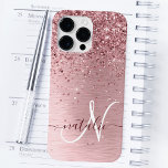 Funda Para iPhone 14 Pro Max De Case-Mate Monograma de Purpurina Metalizado cepillado de col<br><div class="desc">Personaliza fácilmente este diseño de estuche de teléfono de moda de moda con un purpurina brillante color rosa rosa bonito sobre un fondo metálico rosa roto.</div>