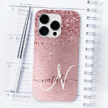 Funda Para iPhone 14 Pro De Case-Mate Monograma de Purpurina Metalizado cepillado de col<br><div class="desc">Personaliza fácilmente este diseño de estuche de teléfono de moda de moda con un purpurina brillante color rosa rosa bonito sobre un fondo metálico rosa roto.</div>