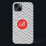 Funda Para iPhone 13 Monograma de textura de patrón de cheurón de color<br><div class="desc">Elegante patrón de chevron retro gris claro y blanco geométrico sin fisuras con textura de lino y personalizable y monograma opcional. Toque de rojo naranja.</div>
