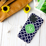 Funda Para iPhone 13 Pro Monograma del patrón azul y blanco de la Marina Qu<br><div class="desc">© Socialite Designs. Nuestro elegante diseño de quatrefoil en estuche para iPhone azul oscuro y blanco tiene un banner para su monograma,  iniciales o nombre.</div>