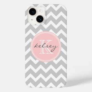 Funda Para iPhone 14 De Case-Mate Monograma del Personalizado de Chevron gris y rosa