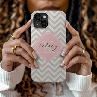Funda Para iPhone 15 Monograma del Personalizado Linen Beige y Chevron 