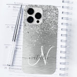 Funda Para iPhone 14 Pro Max De Case-Mate Monograma del Purpurina Metalizado cepillado de pl<br><div class="desc">Personaliza fácilmente este diseño de estuche de teléfono de moda de moda con purpurina brillante de bonito plateado sobre un fondo metálico cepillado de plata.</div>