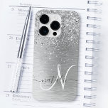 Funda Para iPhone 14 Pro De Case-Mate Monograma del Purpurina Metalizado cepillado de pl<br><div class="desc">Personaliza fácilmente este diseño de estuche de teléfono de moda de moda con purpurina brillante de bonito plateado sobre un fondo metálico cepillado de plata.</div>