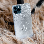 Funda Para iPhone 15 Pro Monograma del Purpurina Metalizado cepillado de pl<br><div class="desc">Personaliza fácilmente este diseño de estuche de teléfono de moda de moda con purpurina brillante de bonito plateado sobre un fondo metálico cepillado de plata.</div>
