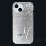 Funda Para iPhone 15 Monograma del Purpurina Metalizado cepillado de pl<br><div class="desc">Personaliza fácilmente este diseño de estuche de teléfono de moda de moda con purpurina brillante de bonito plateado sobre un fondo metálico cepillado de plata.</div>
