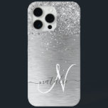 Funda Para iPhone 15 Pro Max Monograma del Purpurina Metalizado cepillado de pl<br><div class="desc">Personaliza fácilmente este diseño de estuche de teléfono de moda de moda con purpurina brillante de bonito plateado sobre un fondo metálico cepillado de plata.</div>