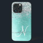 Funda Para iPhone 13 Pro Monograma del Purpurina plateado Metalizado cepill<br><div class="desc">Personaliza fácilmente este diseño de estuche de teléfono de moda de moda con purpurina brillante de bonito plateado sobre un fondo metálico verde azulado cepillado.</div>