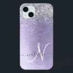 Funda Para iPhone 15 Mini Monograma del Purpurina plateado Metalizado cepill<br><div class="desc">Personaliza fácilmente este diseño de estuche de teléfono de moda de moda con purpurina brillante de bonito plateado sobre un fondo metálico morado.</div>