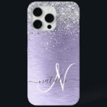 Funda Para iPhone 15 Pro Max Monograma del Purpurina plateado Metalizado cepill<br><div class="desc">Personaliza fácilmente este diseño de estuche de teléfono de moda de moda con purpurina brillante de bonito plateado sobre un fondo metálico morado.</div>