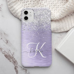 Funda Para iPhone 13 Pro Max Monograma del Purpurina plateado Metalizado cepill<br><div class="desc">Personaliza fácilmente este diseño de estuche de teléfono de moda de moda con purpurina brillante de bonito plateado sobre un fondo metálico morado.</div>