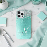 Funda Para iPhone 15 Pro Max Monograma del Purpurina plateado Metalizado cepill<br><div class="desc">Personaliza fácilmente este diseño de estuche de teléfono de moda de moda con purpurina brillante de bonito plateado sobre un fondo metálico verde azulado cepillado.</div>