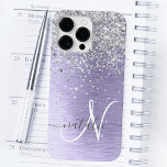 Funda Para iPhone 14 Pro Max De Case-Mate Monograma del Purpurina plateado Metalizado cepill<br><div class="desc">Personaliza fácilmente este diseño de estuche de teléfono de moda de moda con purpurina brillante de bonito plateado sobre un fondo metálico morado.</div>