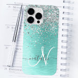 Funda Para iPhone 14 Pro Max De Case-Mate Monograma del Purpurina plateado Metalizado cepill<br><div class="desc">Personaliza fácilmente este diseño de estuche de teléfono de moda de moda con purpurina brillante de bonito plateado sobre un fondo metálico verde azulado cepillado.</div>