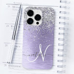 Funda Para iPhone 14 Pro De Case-Mate Monograma del Purpurina plateado Metalizado cepill<br><div class="desc">Personaliza fácilmente este diseño de estuche de teléfono de moda de moda con purpurina brillante de bonito plateado sobre un fondo metálico morado.</div>