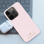 Funda Para iPhone 15 Pro Monograma elegante minimalista Rubor rosa y dorado<br><div class="desc">Un diseño de monograma personalizado sencillo y elegante en una tipografía minimalista moderna de oro sobre un elegante fondo rosa pastel. Las iniciales y el nombre del monograma se pueden personalizar fácilmente junto con la línea de funciones para hacer un diseño tan único como usted. El regalo o accesorio perfecto...</div>