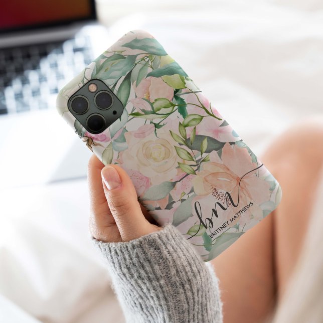 Funda De Case-Mate Para iPhone Monograma floral pastel moderno (Beautiful elegant pastel all over floral with a monogram creating a modern cell phone case design.)