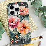 Funda Para iPhone 15 Pro Monograma floral rosa verde oscuro de sabio ruso<br><div class="desc">Acepte el romance rústico con su teléfono: ¡Deje que su teléfono florezca con un encanto rústico alegre! Lanza a los aburridos fundas y entra en un mundo de flores silvestres y vegetación caprichosa. Los corales fotográficos y las flores onduladas bailan a través de un verde sabio profundo, como los secretos...</div>