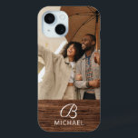 Funda Para iPhone 15 Monograma Foto Madera de grano Nombre personalizad<br><div class="desc">Los Fundas Monograma Foto Madera de Grano de Madera Nombre Personalizado iPhone 15 muestran su foto favorita con su nombre personalizado y su monograma con un acento de madera. Personalice editando el texto en los cuadros de texto proporcionados. Diseñado por ©Evco Studio www.zazzle.com/store/evcostudio</div>