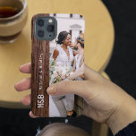 Funda Para iPhone 14 De Case-Mate Monograma Foto Pareja Madera Nombre Personalizado<br><div class="desc">Monograma Foto Pareja Madera Nombre personalizado Smartphone iPhone Cases incluye tu foto favorita con tus nombres personalizados y monograma con acento de madera. Perfecto como regalo para el marido o novio por cumpleaños,  Navidades,  El día de San Valentín,  aniversario y más. Diseñado por ©Evco Studio www.zazzle.com/store/evcostudio</div>