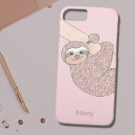 Funda Para iPhone 8/7 Monograma giratorio de nombre eslogan de Purpurina<br><div class="desc">¿Te encantan las perezas? Este bonito estuche de teléfono está decorado con un perezoso purpurina rosa que cuelga de una rama. Puedes personalizar este estuche de teléfono cambiando el nombre a tu propio o el de un compañero amante de la pereza para convertirlo en un regalo perfecto. También puede cambiar...</div>