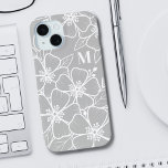 Funda Para iPhone 15 Monograma gris floral<br><div class="desc">Monograma de floral gris de Moda Girly Funda inicial para iPhone 15. Estuche de teléfono divertido pero elegante con contornos de flores grises y blancas. Un patrón de flor lúdico enmarca un monograma inicial simple del tipo de letra del serif de la moda. La parte divertida es que puedes cambiar...</div>