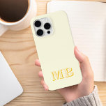 Funda Para iPhone 12 Pro Monograma inicial amarillo amarillo amarillo minim<br><div class="desc">Estuche de teléfono monograma inicial Minimalista amarillo pálido moderno. Crea tu propio estuche para iPhone personalizado con el nombre inicial del personalizado.</div>
