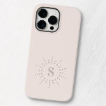 Funda Para iPhone 14 Pro Max De Case-Mate Monograma inicial ráfaga solar radial de color ros<br><div class="desc">Elegante estuche para iPhone con tu monograma inicial dentro de un borde de puntos radiales que se asemejan a un sol. Muy marrón claro sobre rosa mudo. Los colores se pueden personalizar con la herramienta de diseño.</div>