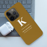 Funda Para iPhone 15 Pro Monograma lujoso minimalista elegante con dorado<br><div class="desc">Un diseño vertical minimalista en un estilo elegante con un color de característica dorado y un monograma inicial tipográfico grande. El texto puede ser fácilmente personalizado para un diseño tan único como usted!</div>