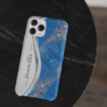 Funda Para iPhone 12 Monograma manuscrito azul metálico blanco<br><div class="desc">Este diseño también está disponible en otros modelos de teléfono. Elija Tipo de dispositivo para ver otros fundas de iPhone, Samsung Galaxy o Google. Algunos estilos se pueden cambiar seleccionando Estilo si se trata de una opción. Este diseño puede ser personalizado en el área proporcionada cambiando la foto y/o el...</div>