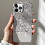 Funda Para iPhone 12 Monograma Purpurina Girly Silver<br><div class="desc">Funda de Monograma Purpurina Girly Silver. Este diseño se acentúa con una textura falsa purpurina. Personalice este diseño personalizado con su propio nombre y monograma inicial.</div>