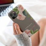 Funda Para iPhone 15 Pro Monograma Rosa Oro acuarela Floral Gris cálido<br><div class="desc">Personalice este hermoso funda de acuarela floral con su nombre que tiene un marco geométrico oro rosa en el fondo.</div>