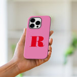 Funda Para iPhone 15 Pro Max Monograma rosa rojo Minimalista moderno negrita in<br><div class="desc">Estuche de teléfono monograma inicial Minimalista rosado. Crea tu propio estuche para iPhone personalizado con el nombre inicial del personalizado.</div>